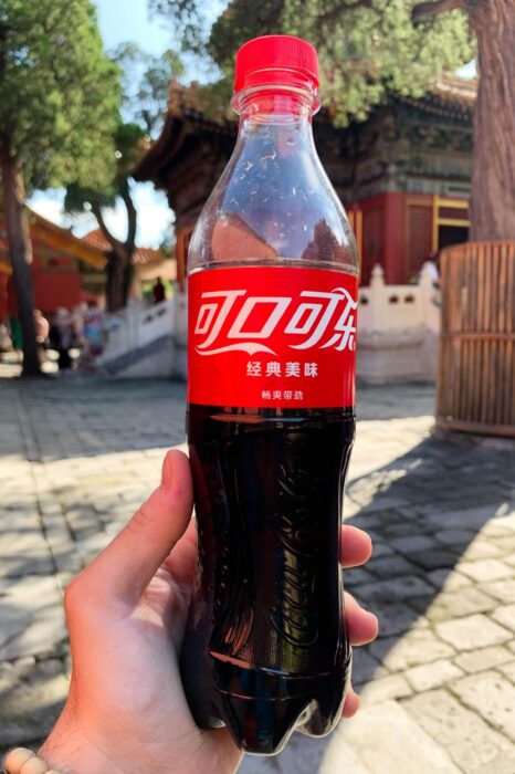 Botellín de Coca Cola comprado en Pekín, con su logo en chino y todo