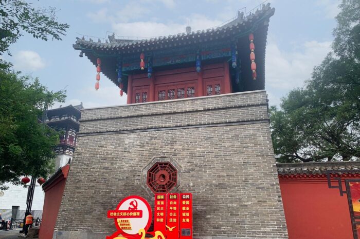Curiosos ejemplos de imaginería comunista por las calles de Luoyang