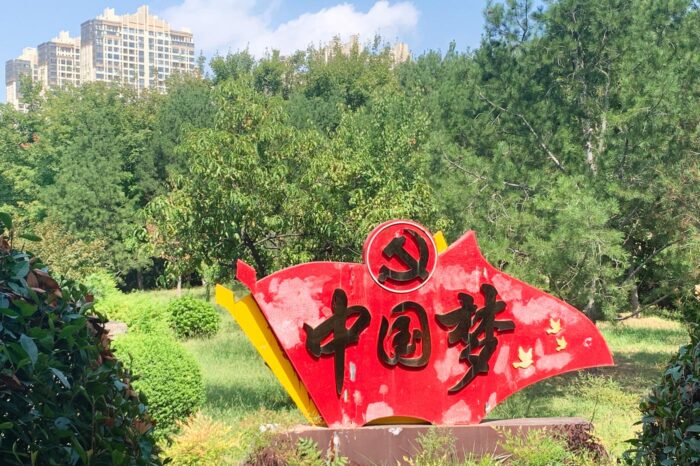Curiosos ejemplos de imaginería comunista por las calles de Luoyang