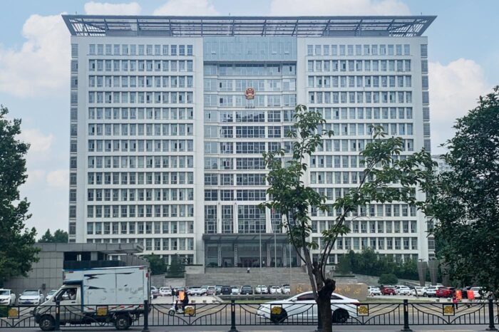 Edificio gubernamental coronado por un escudo del Partido