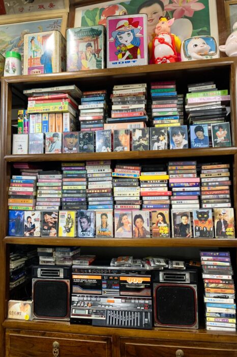 Tienda con artilugios y quincallería de época, de los años 70 y 80