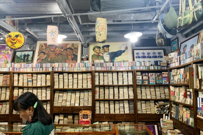 Tienda con artilugios y quincallería de época, de los años 70 y 80