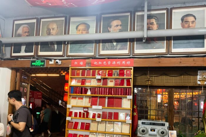 Tienda con artilugios y quincallería de época, de los años 70 y 80