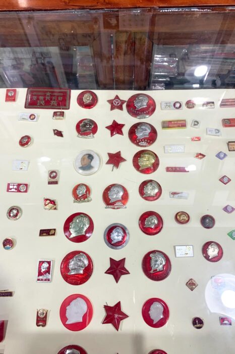 Insignias, medallones y estampitas comunistas, a la venta como souvenir
