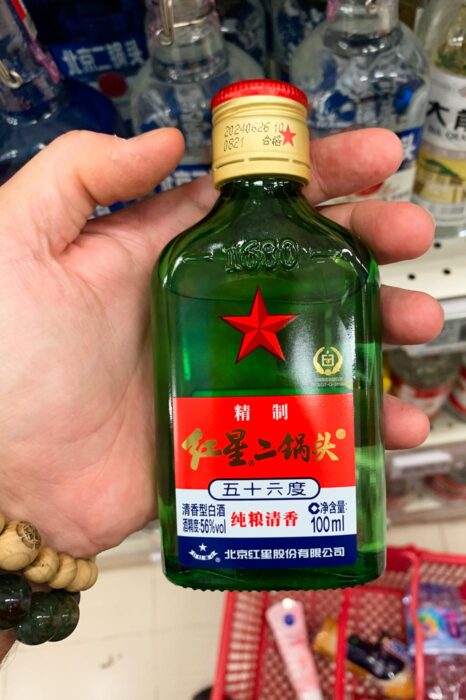 Botellín de baiju;  licor chino con sabor y envase bastante añejos