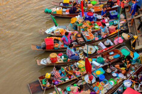 Mercado flotante cerca de Bangkok