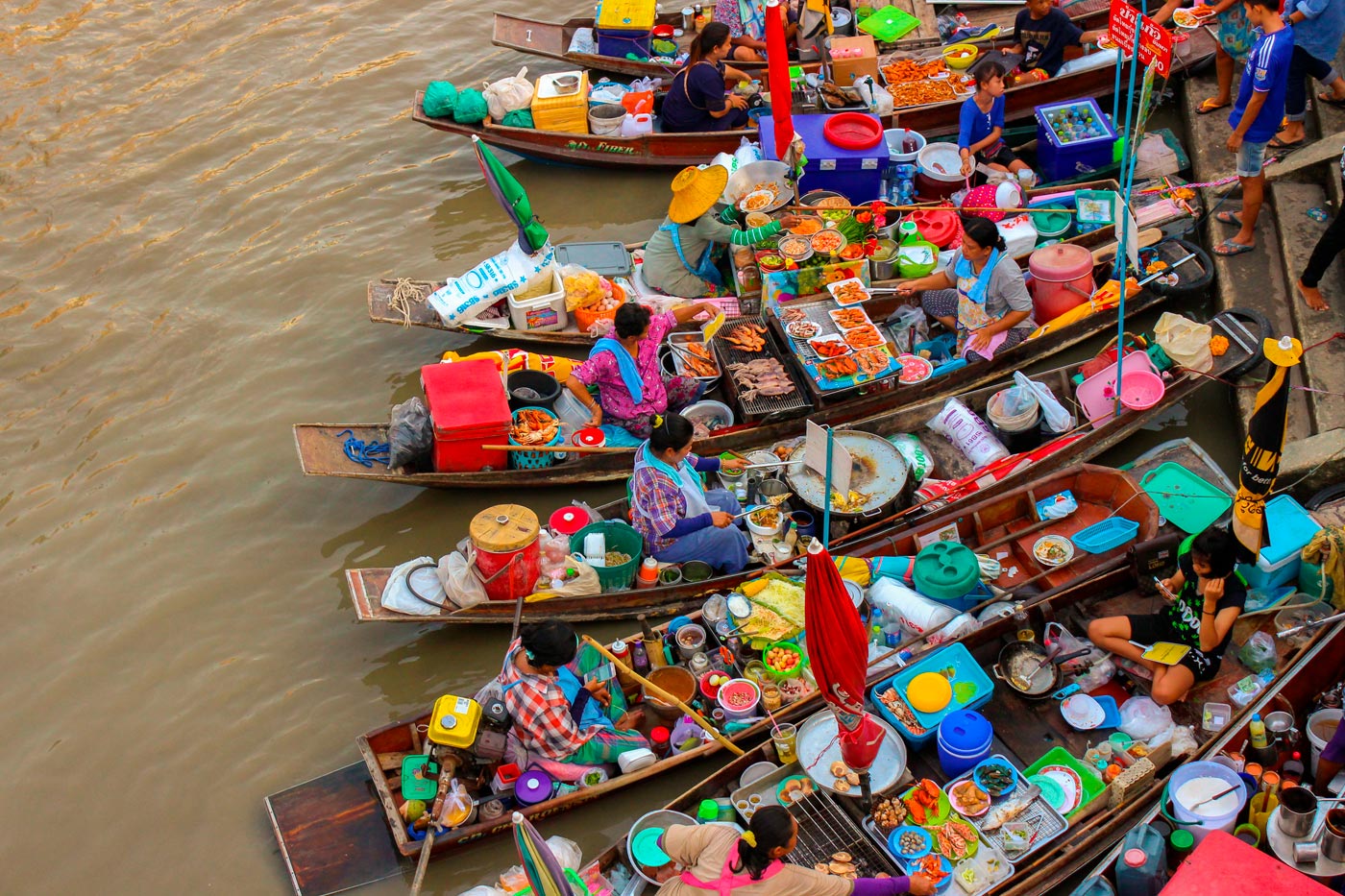 Mercado flotante cerca de Bangkok