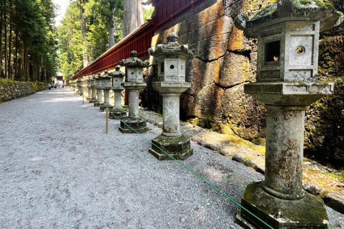 Avenida flanqueada por los clásicos faroles de piedra