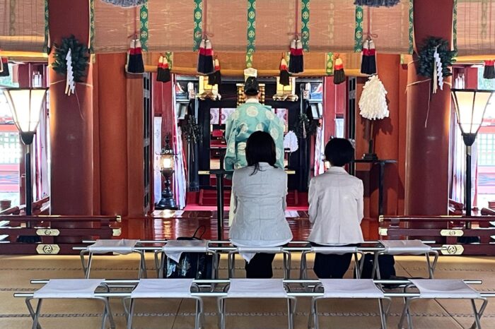 Sacerdote sintoísta oficiando una ceremonia