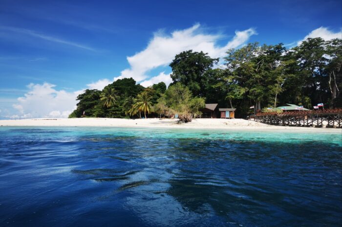 Sipadan es una isla, pero no es solo una isla aislada en el mar. Alrededor de la isla se encuentran otras pequeñas islas y arrecifes que forman parte de la zona protegida.