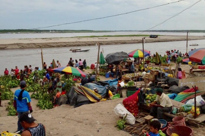 La anárquica y barrosa Pucallpa, con sus gentes vendiendo cerca del río. 