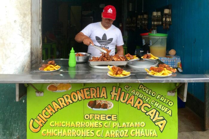 Los puestos callejeros de pollo frito que dan olor a la ciudad portuaria.