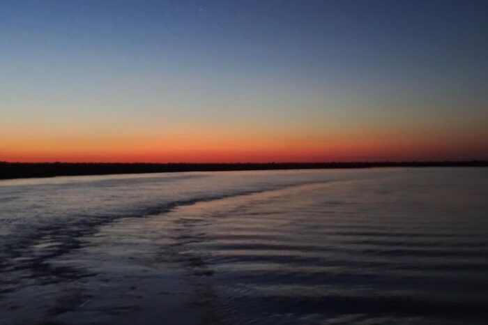 Con los atardeceres en el río Amazonas casi se saltan las lágrimas.