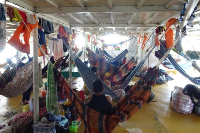 Mis vecinos de cubierta, gente pobre que iba a buscarse la vida a Iquitos.