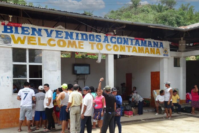Paró el barco en Contamana y bajé a comprar hortalizas y más comida