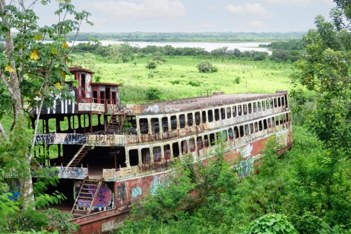 Uno de los barcos varados en Iquitos, al que yo bauticé Fitzcarraldo.
