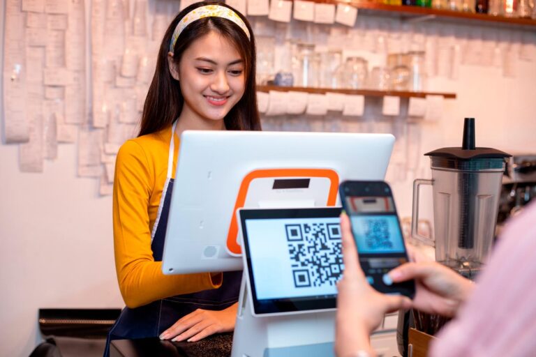 Al pasar por caja, toca sacar el móvil y escanear un código QR