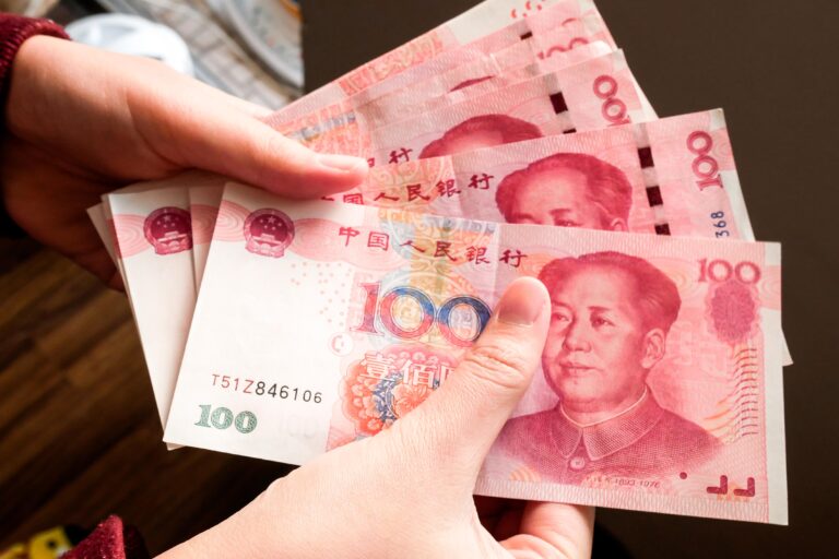 Billetes de 100 yuanes como estos vas a ver muy pocos en China