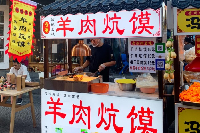 Puestos de comida callejera, con sus correspondientes códigos QR para escanear y pagar