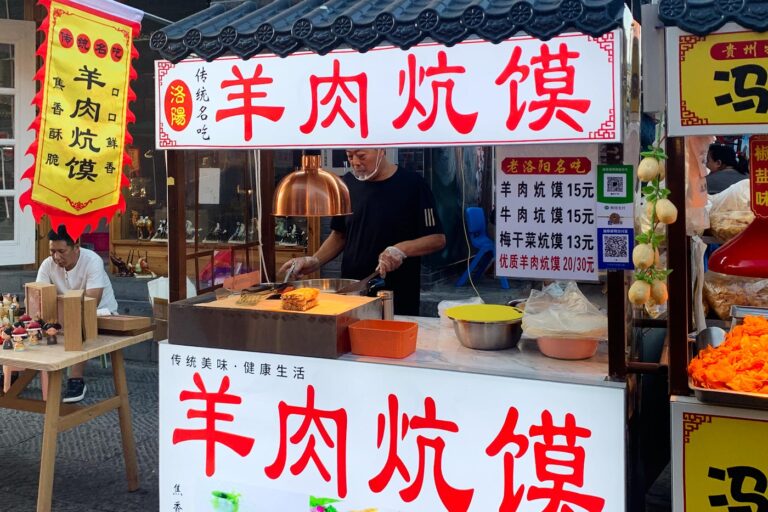 Puestos de comida callejera, con sus correspondientes códigos QR para escanear y pagar