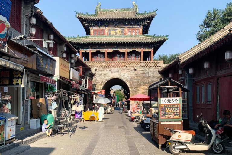 En la China actual, los rascacielos más futuristas conviven con construcciones milenarias 