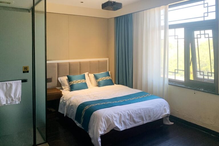Hotel de gama media en Pekín, con su proyector para ver pelis a tus anchas