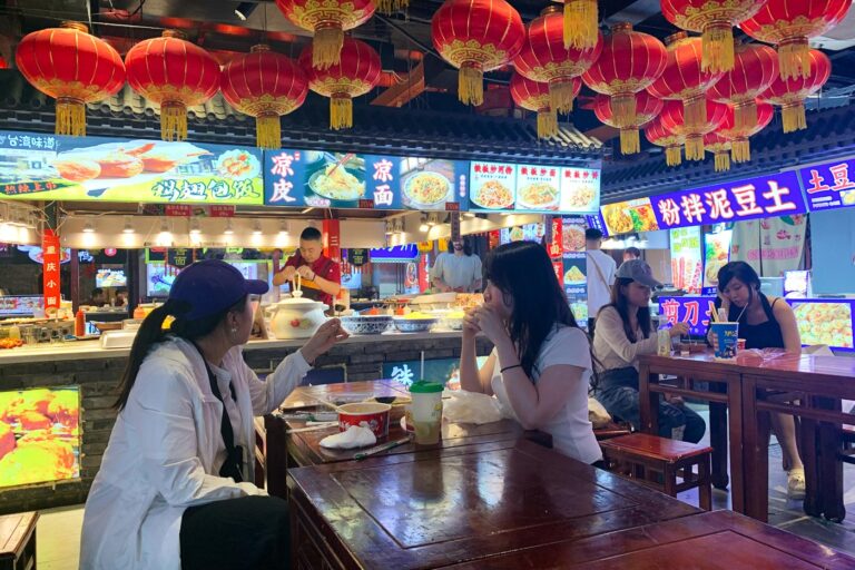 Food court poco concurrido en el centro de Pekín