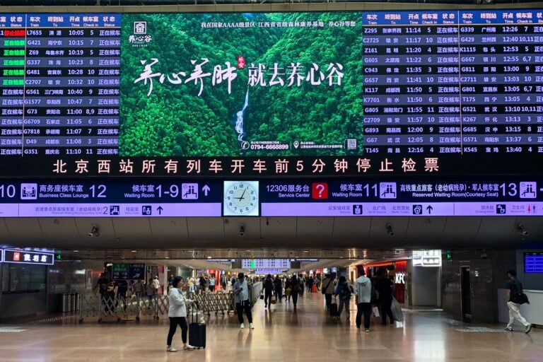 Las estaciones de alta velocidad en China parecen más bien aeropuertos