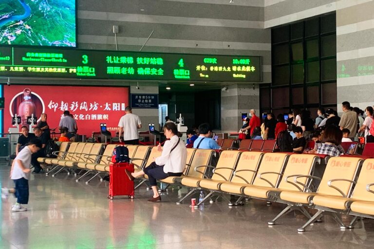 Pasajeros esperando que empiece el check-in para subir al tren