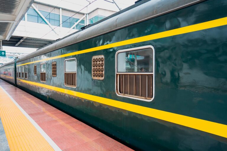 Los trenes verdes (nocturnos) son un medio de transporte barato y popular