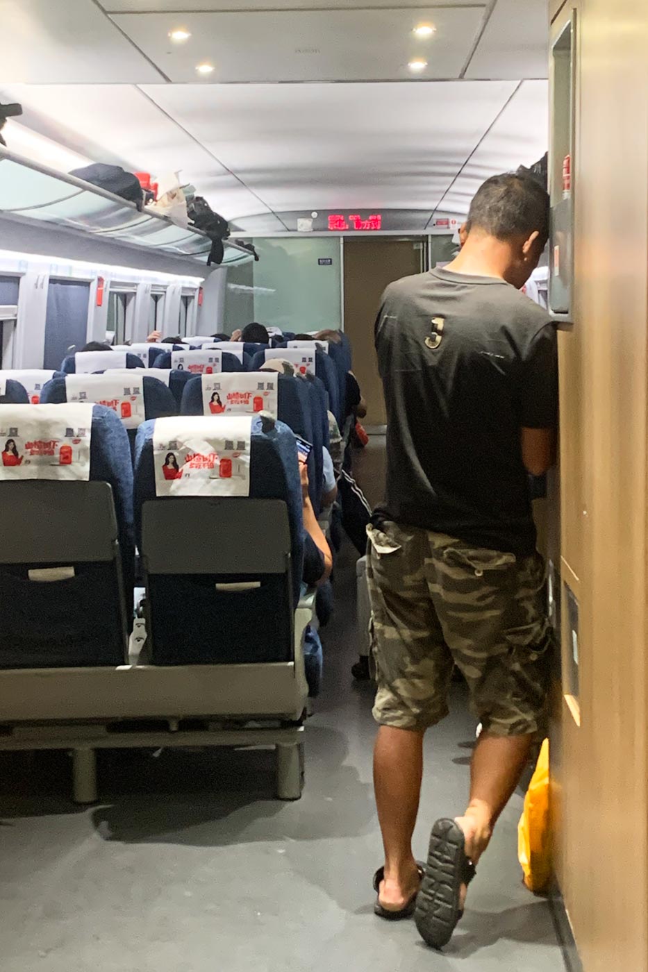 Viajar en tren te da la oportunidad de ver a los lugareños en su salsa