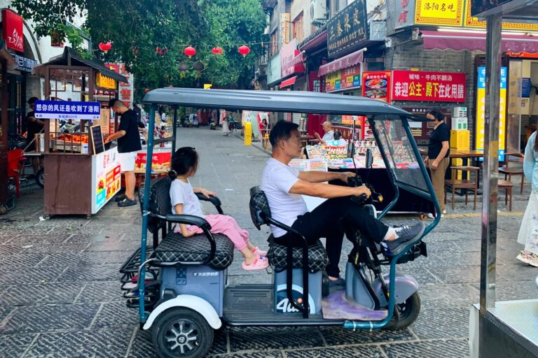 Triciclo motorizado en el barrio viejo de Luoyang