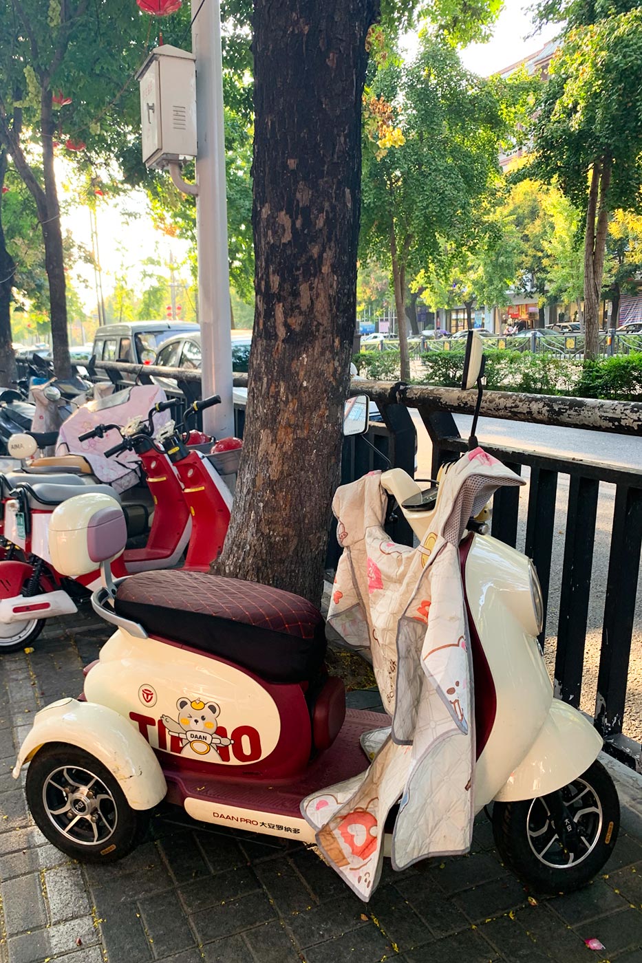Motos eléctricas aparcadas a pie de calle