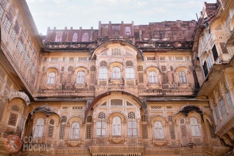 Balcones esculpidos con gran detalle