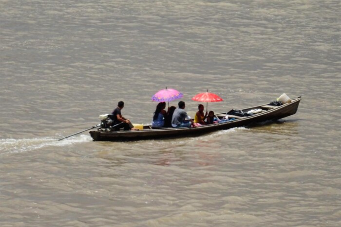 La gente se mueve por el río en ´pequepeques´, esas pequeñas lanchas cuyo motor suena así “peque peque peque”.