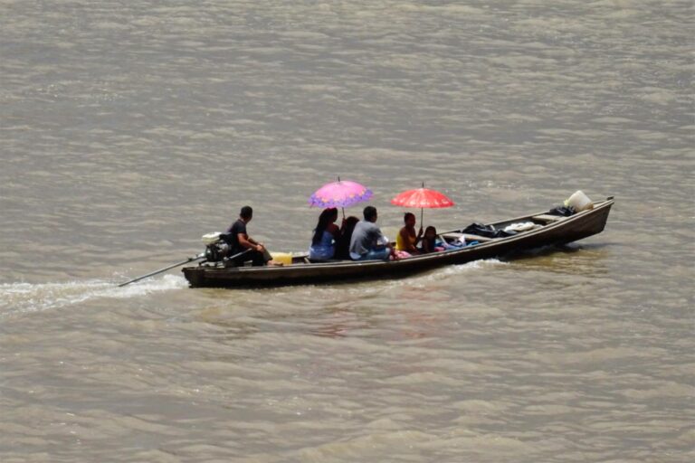 La gente se mueve por el río en ´pequepeques´, esas pequeñas lanchas cuyo motor suena así “peque peque peque”.