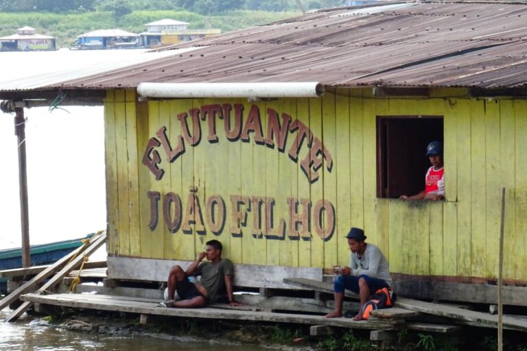 Hay casas flotantes ya sean para vivir o para pescar o para las dos cosas