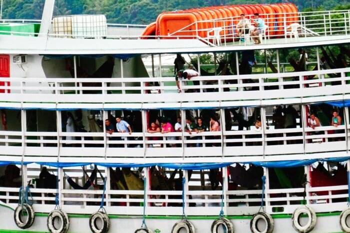 Hay todo tipo de buques con pasajeros, la mayoría de ellos en hamacas porque es lo más barato.