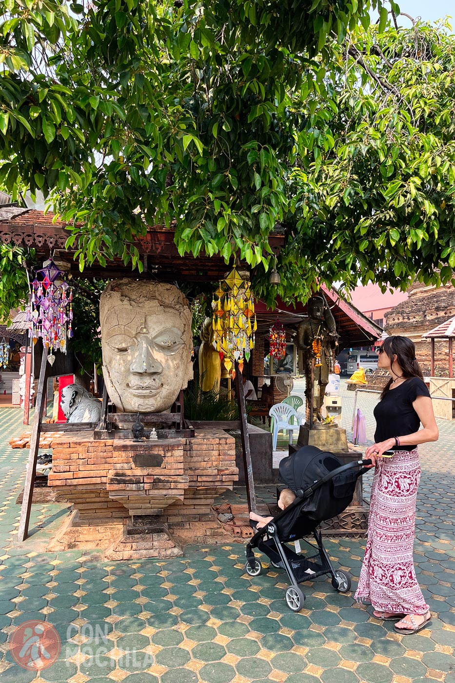 Contemplando, a solas, una cabeza enorme de Buda