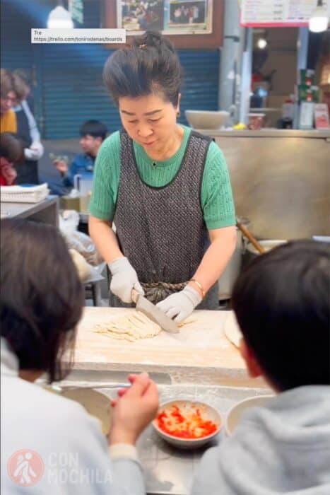 Preparando comida en un mercado