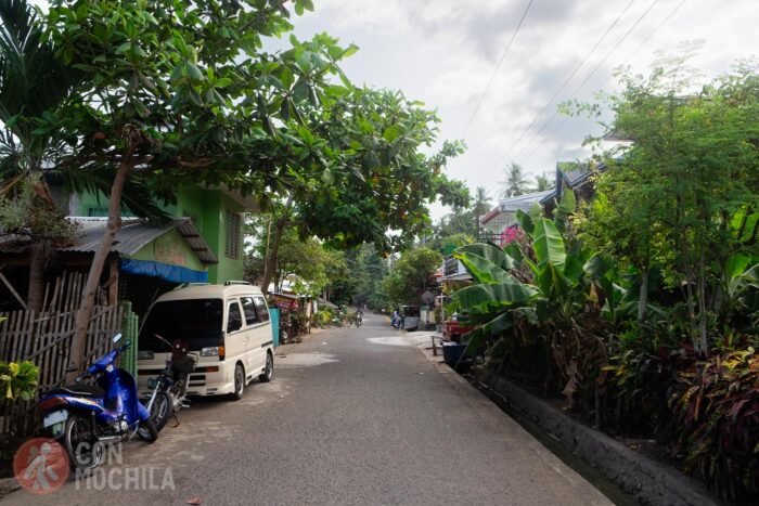 Una pequeña carretera entre casas