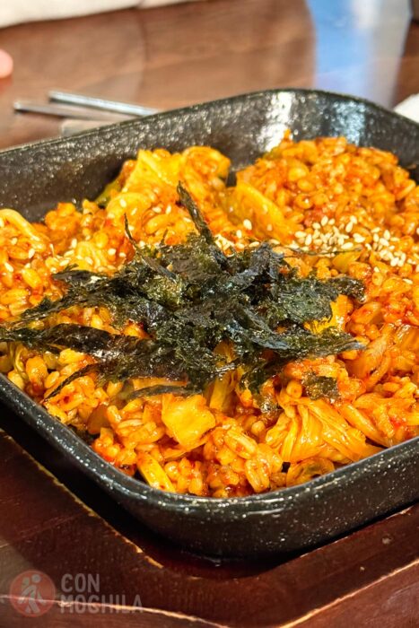 Delicioso plato con kimchi