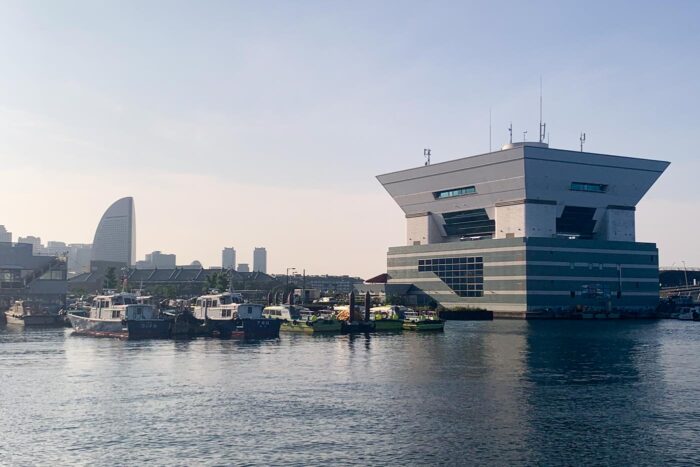 Muelle principal del puerto deportivo, con un diseño arquitectónico inconfundible