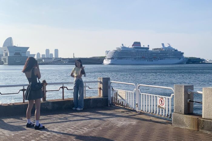 El paseo marítimo es un lugar muy popular entre la chavalería nipona