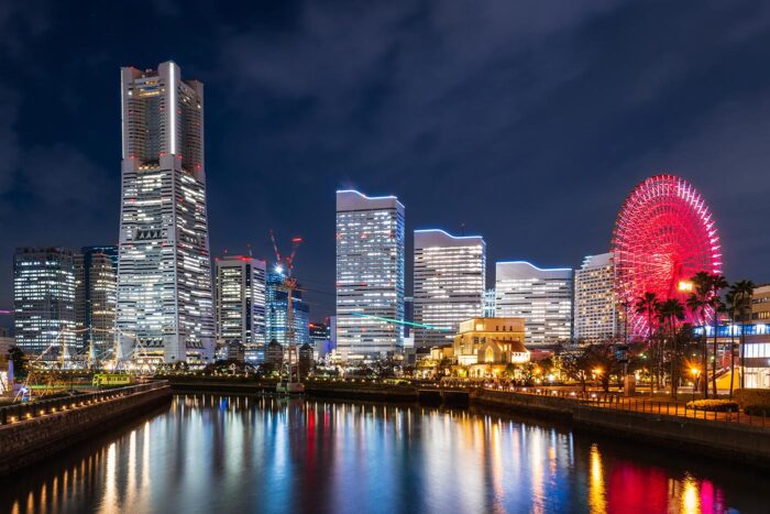Minato Mirai iluminado por la noche luce espectacular