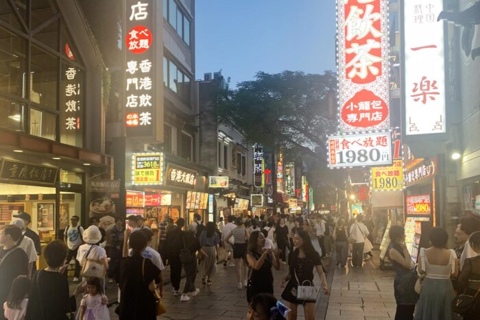 La noche cae sobre Chinatown y los neones se iluminan