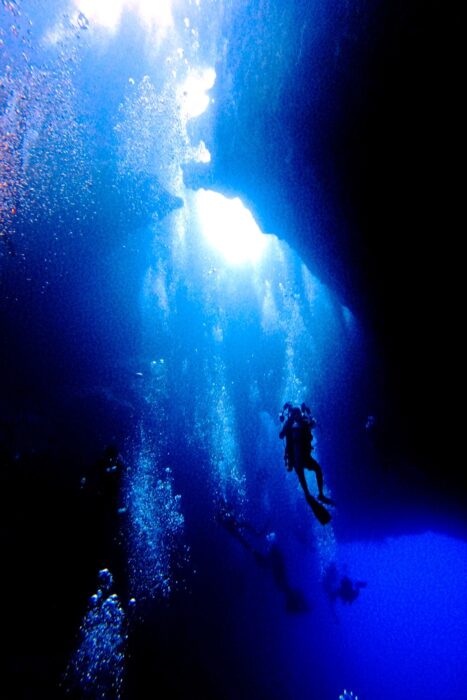 Descendiendo por el agüjero azul en medio del arrecife.