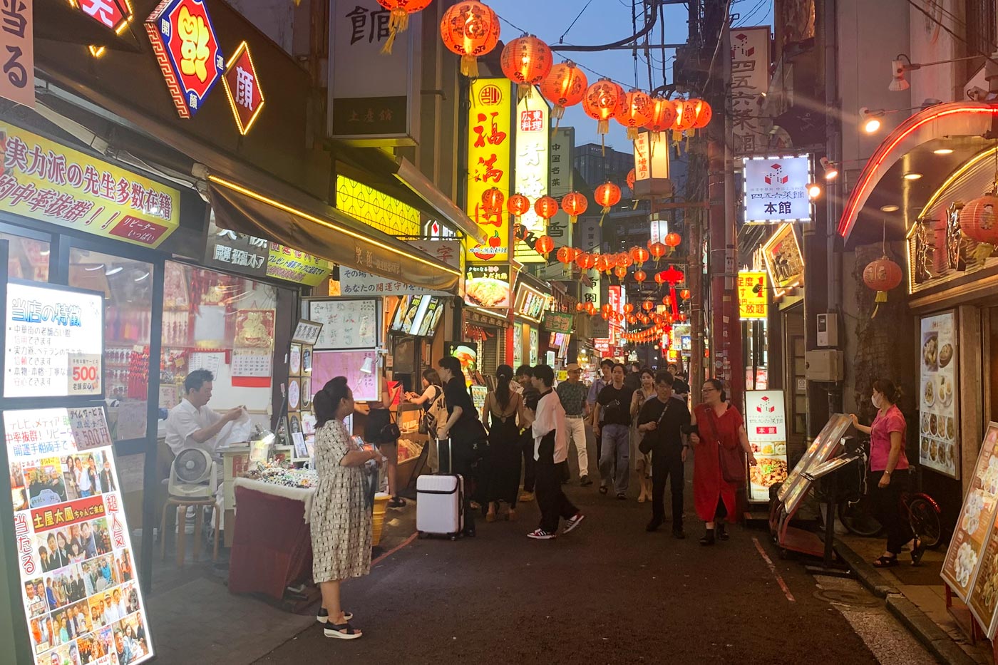 Callejuelas de Yokohama de noche