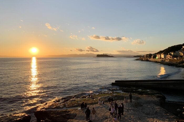 Puesta de sol con la isla de Enoshima al fondo