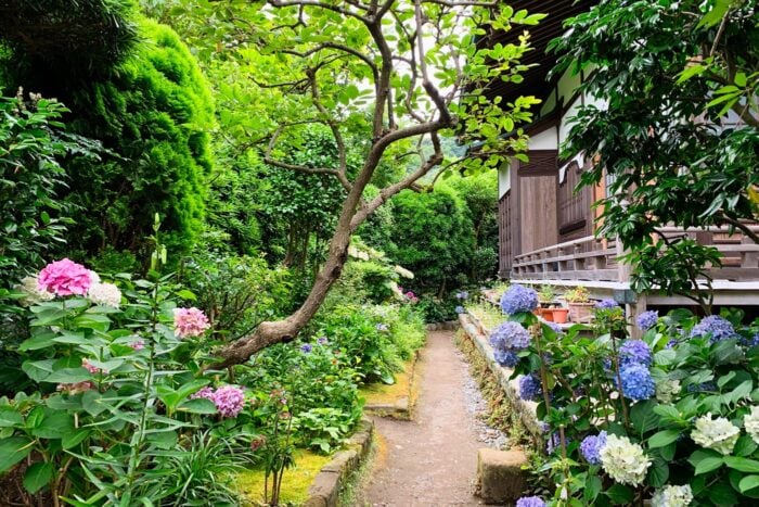 Rincón de un templo cualquiera en Kamakura
